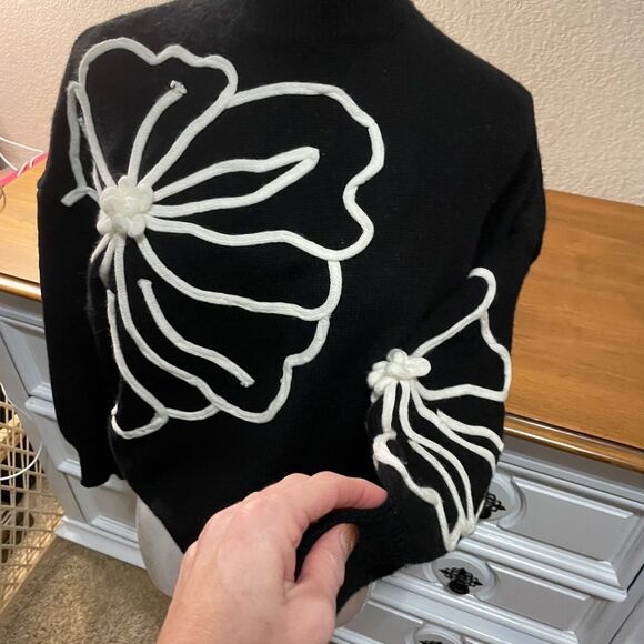 Chic Black Sweater with White Floral Design small - Picture 7 of 7